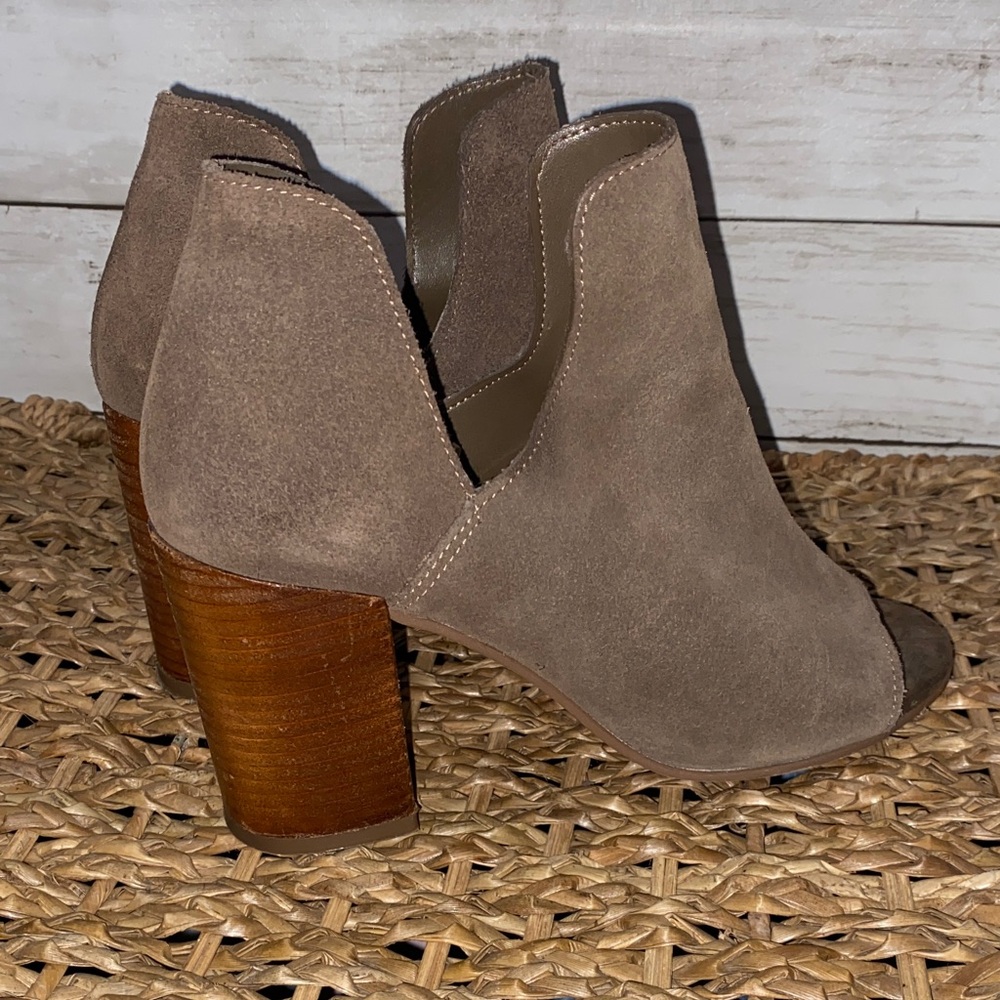 Chic‎ Steve Madden Taupe/Brown Suede Women's Heeled Open-toe Booties